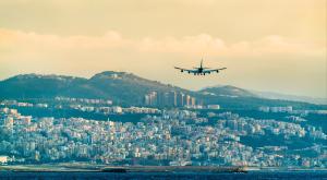 מטוס ממריא בשדה התעופה בביירות צילום: Leonid Andronov,Shutterstock חדשות