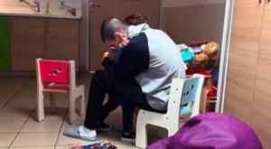 אור לוי ובנו בן ה-3 מתאחדים לאחר שובו מהשבי צילום: לפי סעיף 27א' לחוק זכויות יוצרים חדשות