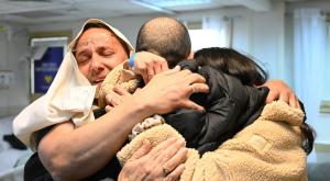 אלי שרעבי במפגש עם אחיו צילום: חיים צח / לע"מ חדשות