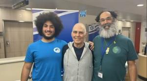 גדי מוזס ובנו יאיר רגע לפני הגילוח צילום: מטה משפחות החטופים חדשות