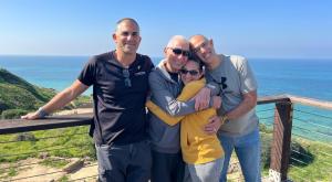 גדי מוזס לאחר שחרורו, עם ילדיו מורן, יאיר ועודד. צילום: באדיבות המשפחה חדשות