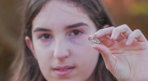 דפנה בת ה-12 עם הממצא המיוחד שגילתה צילום: אמיל אלג'ם, רשות העתיקות חדשות