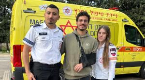 הדר ודור הפראמדיקים, יחד עם דורון שהצילו את חייו צילום: מד"א חדשות