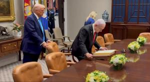 המחווה של טראמפ לנתניהו צילום: הבית הלבן חדשות