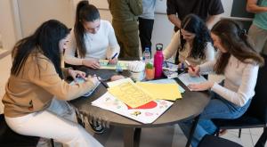התצפיתניות מכינות שלטים לאגם ברגר צילום: דובר צה"ל חדשות