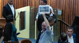 חבר הכנסת עופר כסיף בהצבעת המליאה על תיקון החוק צילום: Chaim Goldberg,Flash90 חדשות