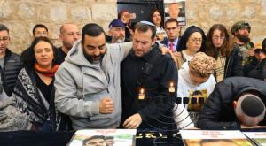 יוסי דגן ומשפחות החטופים בקבר יוסף צילום: אלחי מנחם חדשות