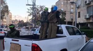 מיצג הטנדרים שהוצב בכפר סבא צילום: המילואימניקים-דור הניצחון' חדשות