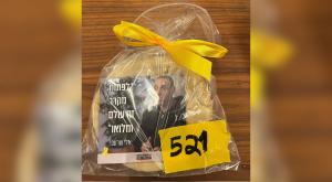 משלוח המנות של משפחות החטופים לשרי הממשלה צילום: ללא חדשות