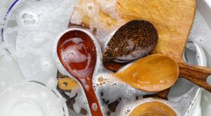 ניקוי כף עץ | אילוסטרציה צילום: Bowonpat Sakaew,Shutterstock לייף סטייל