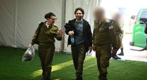 עופר קלדרון עם הגעתו לנקודת הקליטה הראשונית בישראל צילום: דובר צה"ל חדשות