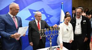 ראש הממשלה בהדלקת נרות חנוכה, הוריו של עומר נאוטרה ז"ל צילום: חיים צח /לע"מ חדשות
