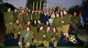 ראש העיר משה ליאון, לצד חיילי פיקוד העורף של מחוז ירושלים והמרכז צילום: רפי בן חקון חדשות
