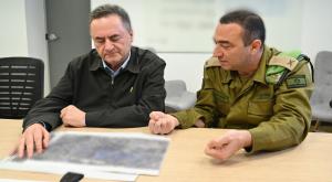 שר הביטחון ישראל כ"ץ בבור בקרייה צילום: שלומי אמסלם משרד הביטחון חדשות