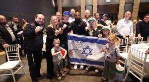 תעוד מהמפגש של פלויד עם יתומי ואלמנות צה"ל צילום:  איציק אוחנה, שלומי כהן ודודי קפלר 'הפרופסור'. חדשות