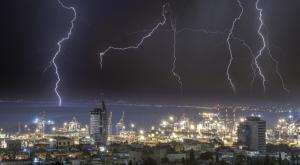 בישראל נערכים לסופה צילום: Denis Vladimirovich תחזית מזג האוויר