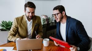 גברים שמחים במשרד צילום: Marcos Castillo,Shutterstock כדאי לדעת