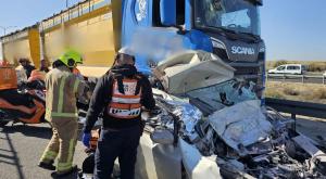 התאונה בין הרכב למשאית צילום: אבי, דוברות איחוד הצלה. מבזקים