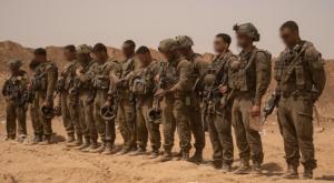 חיילים בעזה עומדים בצפירה צילום: דובר  צה"ל חדשות