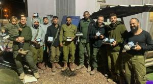 חיילים עם המארזים צילום: ללא  המגזר