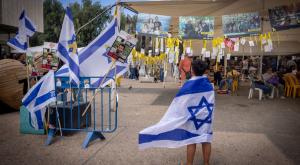 כיכר החטופים צילום: Miriam Alster,FLASH 90 סוכות