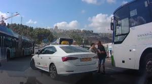 נהג המונית מחלץ את הקשישה מזירת הפיגוע צילום: צילום מסך,  חדשות