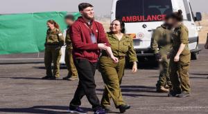 סשה טרופנוב עם הגעתו לישראל צילום: דובר צה"ל חדשות