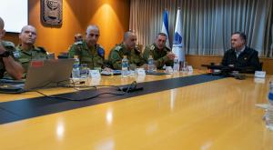 שר הביטחון בישיבה צילום: דוברות שר הביטחון מבזקים