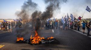 מפגינים שורפים צמיגים על הכביש  (למצולמים אין קשר לכתבה) צילום: Chaim Goldberg,Flash90 חדשות