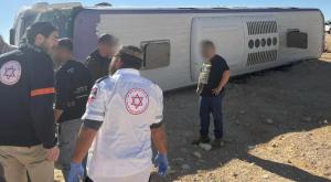 אוטובוס התהפך סמוך למצפה רמון צילום: תיעוד מבצעי מד"א חדשות