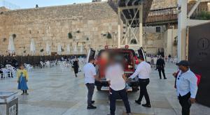 אחד העובדים פונה, צילום: הקרן למורשת הכותל חדשות