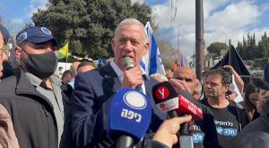 בני גנץ מול משרדי משרד האוצר, היום צילום: ללא חדשות