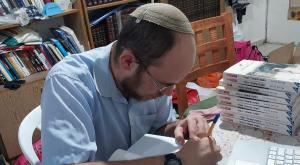 הסופר אברהם אליצור עם ספרו, "השנה שאחרי הפור" צילום: רננה אליצור חדשות