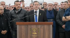הרצוג בלוויתו של אמל נסראלדין צילום: מעיין טואף/לע״מ חדשות