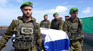 חיילי צה"ל מקבלים את ארונות החטופים צילום: דובר צה"ל חדשות