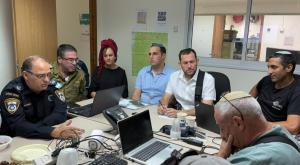 יוסי דגן בהערכת מצב, מטה חירום מועצה אזורית שומרון, צילום: רועי חדי חדשות