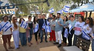 כוכבי ערוץ 12 מחלקים דגלים צילום: ערן לוי חדשות