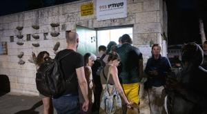 כניסה למקלט, מבצע "עם כלביא", צילום: Noam Revkin Fenton,FLASH 90 חדשות