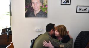 מפקד חטיבת גולני בביקור אצל אימו של אורון שאול צילום: דובר צה"ל חדשות