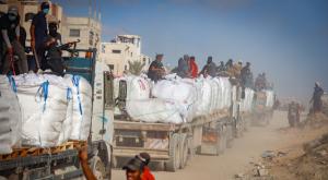 משאיות סיוע לרצועה צילום: Ali Qariqa,Flash90 חדשות