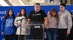 משפחת אלבג בהצהרה, אמש צילום: מטה משפחות החטופים חדשות
