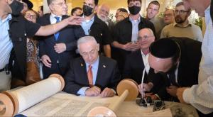 נתניהו בכתיבת הספר צילום: דודי קפלר חדשות