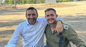 סרן דניאל פרץ ז"ל יחד עם אביו, צילום: ללא כדאי לדעת