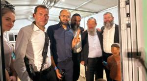 קביעת המזוזה בברוכין צילום: רועי חדי חדשות