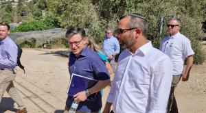 גנץ וג'ונסון במהלך הסיור צילום: דוברות בנימין חדשות