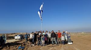 דגל ישראל מול חורבות כפר דרום צילום: תנועת נחלה חדשות