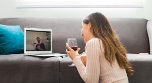דייט בזום צילום: antoniodiaz,Shutterstock זוגיות