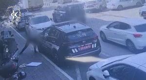 העבריין מנקב את גלגל הניידת צילום: דוברות המשטרה, צילום מסך חדשות
