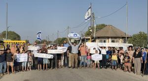 הפגנת תושבי היישוב מול רמת מגשימים - יישובו של ראש המועצה צילום: ללא חדשות