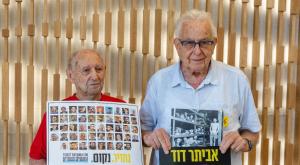 טומי ונפתלי עם תמונות החטופים צילום: Chaim Goldberg,Flash90 חדשות